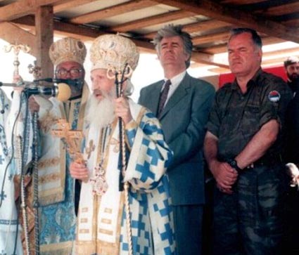 Patriarcha Pavle s Radovanem Karadžićem a Ratkem Mladićem